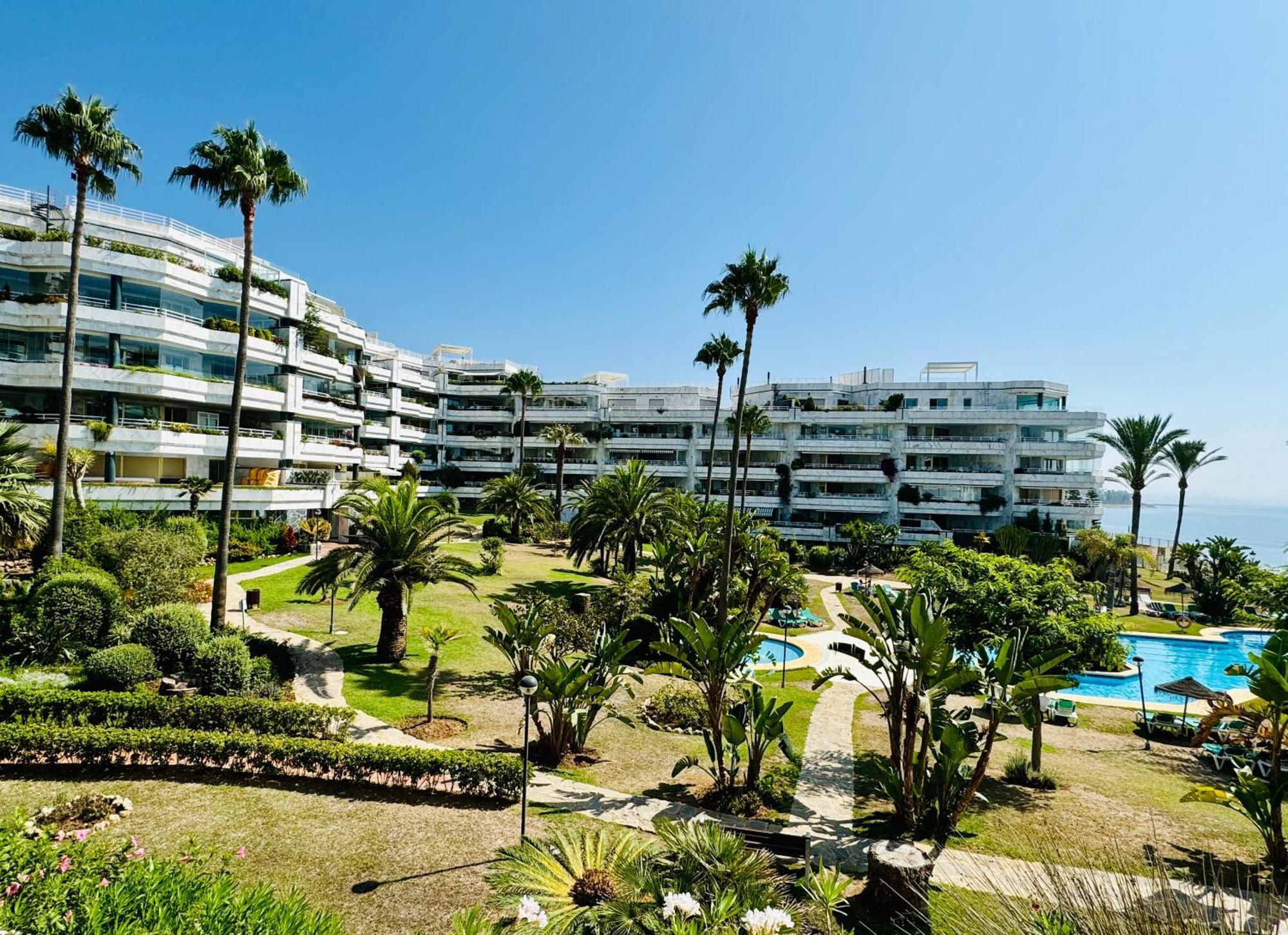 2 Dorm 2 Banos En Primera Linea En Playa Esmeralda Marbella