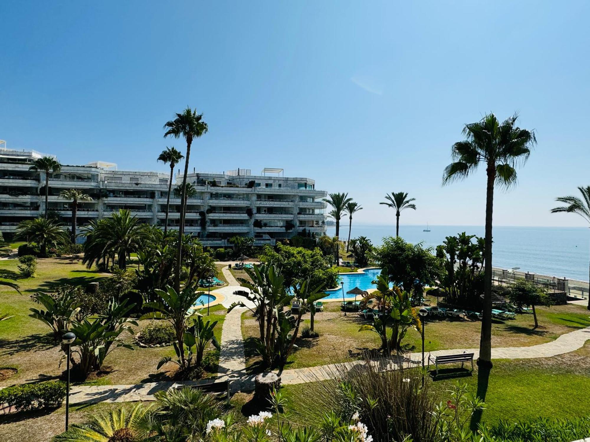 Apartment 2 Dorm 2 Banos En Primera Linea En Playa Esmeralda Marbella