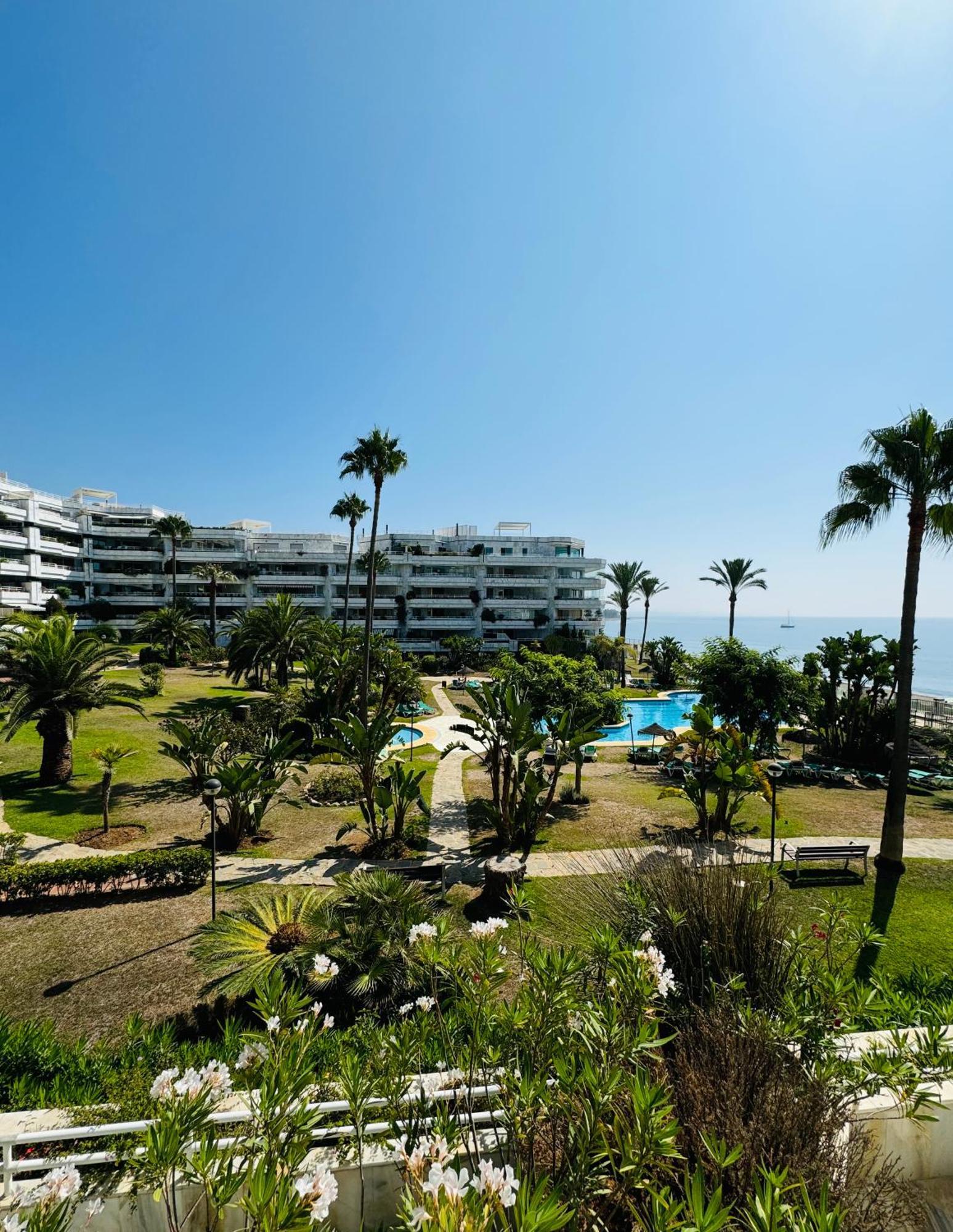 Apartment 2 Dorm 2 Banos En Primera Linea En Playa Esmeralda Marbella